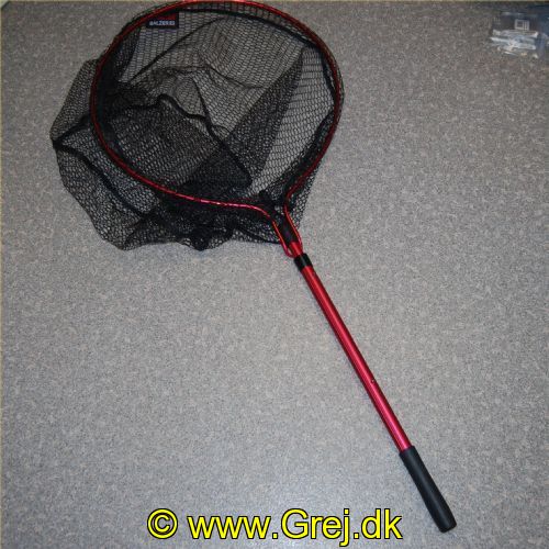 4005652841199 - Shirasu Shot Net, fjederpåvirket teleskop - Længde:155cm. - Farve:Rød - 001 8220 150<br>Many pike anglers have been waiting for this: Our Shot Gun landing net now in XL format! Thanks to the special retaining clip, the net does not hang on the ground during transport. The landing net can be controlled with one hand during play. During fishing it is fastened with the help of the belt-clip folded onto the belt. Take the landing net out of the belt during play, the top is folded out by means of a simple movement of the hand. You push a button and the landing net slides out to its full length automatically by means of a spring mechanism. With a rubberised net!