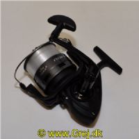 4044641002456 - DAM Nova - 8000FD - Gear Ratio: 4.1:1 - Lejer: 1 - Med påspolet nylon line.