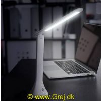 4250040935664 - Bord lampe hvor selve lyset kan vippes og den bruger 3 stk. AA batterier.