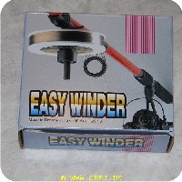 EW01 - Easy Winder - Praktisk til at fylde hjulet med nyt line i marken.<BR>
Monteres med medfølgende gummibånd om stangen og spænd spolen med line herpå.<BR>
Træk linen gennem øjerne og rul så ellers det line på der er plads til. enkel og ligetil at bruge.