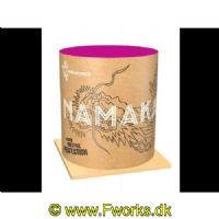 J11 - Batteri - NAMAKA - Mindre batteri med store bomber.
<BR>
Mindre batteri med store farverige bomber.
<BR><BR>
NEM : 63g<BR>
Antal skud + type : 10-lodret<BR>
Rør diameter : 20mm