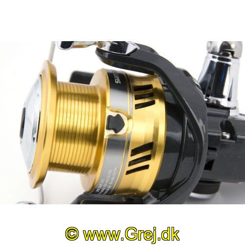 022255211505 - Shimano Sahara 4000DH-R 
Det nye Sahara RD hjul er et bagbremsehjul.
Hjulet er udstyret med tre lukkede kuglelejer i rustfrit stål og et rulleleje, multi-disc hækmonteret bremsesystem samt fightin drag-system for nem justering af bremse-indstilling, mens du fisker.
Den koldpressede aluminiumsspole har AR-C linekontrol - egnet til både monofil og flettet line - og Varispeed lineoplæg, der forhindrer tynde monofil og fletliner i at blive klemt ned under hårde belastninger.
- Gear Ratio 5.1:1 - Vægt 375 gram - Kugleleje 3stk og Rulleleje 1stk - Linekapasitet 0.30mm/180m 