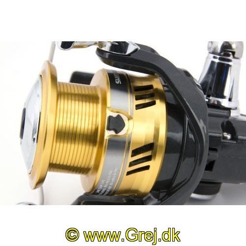 022255211505 - Shimano Sahara 4000 RD 
Det nye Sahara RD hjul er et bagbremsehjul.
Hjulet er udstyret med tre lukkede kuglelejer i rustfrit stål og et rulleleje, multi-disc hækmonteret bremsesystem samt fightin drag-system for nem justering af bremse-indstilling, mens du fisker.
Den koldpressede aluminiumsspole har AR-C linekontrol - egnet til både monofil og flettet line - og Varispeed lineoplæg, der forhindrer tynde monofil og fletliner i at blive klemt ned under hårde belastninger.
- Gear Ratio 5.1:1 - Vægt 375 gram - Kugleleje 3stk og Rulleleje 1stk - Linekapasitet 0.30mm/180m 