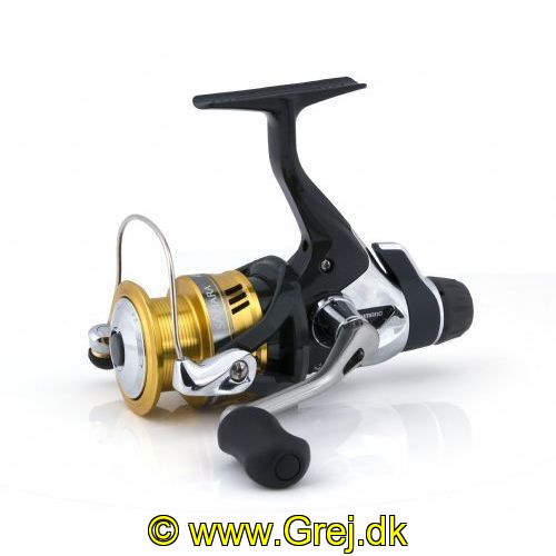 022255211505 - Shimano Sahara 4000 RD 
Det nye Sahara RD hjul er et bagbremsehjul.
Hjulet er udstyret med tre lukkede kuglelejer i rustfrit stål og et rulleleje, multi-disc hækmonteret bremsesystem samt fightin drag-system for nem justering af bremse-indstilling, mens du fisker.
Den koldpressede aluminiumsspole har AR-C linekontrol - egnet til både monofil og flettet line - og Varispeed lineoplæg, der forhindrer tynde monofil og fletliner i at blive klemt ned under hårde belastninger.
- Gear Ratio 5.1:1 - Vægt 375 gram - Kugleleje 3stk og Rulleleje 1stk - Linekapasitet 0.30mm/180m 