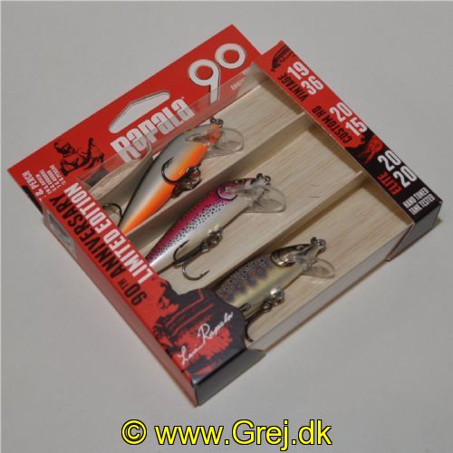 022677373430 - Rapala Wobler - Sæt med 3 stk - 7-7,5cm - Fra Vintage 1936 til Custom HD 2015 og nutidens Elite 2020.<BR>
Når du køber dette sæt foår du 3 wobler med 3 forskellige historier. JUBILÆRUMSSÆT