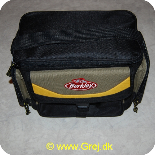 028632256497 - Berkley taske med 4 bokser i - Str.: 20cmx30cmx20cm - Sort/orange - Vandtæt bund - forlomme - 2 sidelommer - Skulderrem