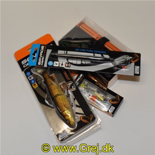 0286327074566 - Savage Future Predator Quest – Starterkit
<BR><BR>
Er du klar til at tage dit lystfiskeri til næste niveau?
<BR><BR>
Med Savage Future Predator Quest Starterkit får unge lystfiskere muligheden for at deltage i en spændende landsdækkende konkurrence, hvor det gælder om at bevise sine evner på rovfisk!
<BR><BR>
Hvad går det ud på?
<BR><BR>
Fang aborre, gedde og havørred i forskellige længdeklasser og saml point. Jo større fisk – jo flere point! Målet er at opnå den højeste score og sikre sig fede præmier undervejs.
<BR><BR>
Starterkittet indeholder:
<BR><BR>
Savage Gear målebånd
<BR><BR>
Eksklusiv Savage Gear cap
<BR><BR>
Predator Quest fotobrik (til dokumentation af fangster)
<BR><BR>
Scorecard til registrering af point
<BR><BR>
3 udvalgte Savage Gear agn
<BR><BR>
Samlet værdi: 545 kr.
<BR><BR>
Konkurrence & præmier
<BR><BR>
Deltag i konkurrencen fra 1. maj til 30. november 2026 og vind:
<BR><BR>
12–14 point: 1 eksklusivt specialagn
<BR>
15–17 point: 2 eksklusive specialagn
<BR>
18 point: 3 eksklusive specialagn
<BR><BR>
Alle deltagere med 12+ point får desuden en Golden Ticket til Savage Future Camp 2027 – en unik fiskedag med Savage Gear’s unge pro team!
<BR><BR>
Sådan deltager du
<BR>
<LI>Fang dine fisk
</LI>
<LI>Tag trofæfoto + målebillede med fotobrik
</LI>
<LI>Få fangsten godkendt hos din lokale forhandler
</LI>
<BR>Hvem kan deltage?
<BR><BR>
<LI>Starterkittet er eksklusivt for unge lystfiskere i alderen 12–19 år.
</LI>
<LI>Perfekt til dig der:
</LI>
<LI>Allerede elsker at fiske
</LI>
<LI>Vil udfordre dine skills
</LI>
<LI>Drømmer om at blive endnu bedre
</LI>
<LI>Vil være en del af et stærkt fiskefællesskab</LI>
<BR><BR>
Køb dit starterkit i dag – og tag første skridt mod Predator Quest!
<BR>
REGELSÆT – Savage Future Predator Quest 2026
<BR>
DELTAGELSE:<BR>
<BR>
<LI>Konkurrencen er åben for unge mellem 12 og 19 år.</LI>
<LI>Det betyder, at deltagere skal være fyldt 12 år og maksimalt må være 19 år ved konkurrencens slutning den 30. november 2026.</LI>
<LI>Konkurrencen løber fra 1. maj til 30. november 2026.</LI>
<LI>Kun fisk fanget i denne periode tæller.</LI>
<LI>Alle fangster skal være indrapporteret og godkendt senest den 12. december 2026, ved at indlevere dit PredatorQuest kort hos din forhandler.</LI>
<LI>For at deltage skal du have købt et Savage Future Predator Quest starterkit hos en autoriseret Savage Gear forhandler.</LI>
<LI>Kun fisk, som du selv har fanget, kan deltage i konkurrencen.</LI>
<BR><BR>
DOKUMENTATION:
<BR><BR>
<LI>Alle fisk skal være fanget på et Savage Gear agn (det behøver dog ikke være fra starterkittet).</LI>
<LI>Hver fangst skal dokumenteres med to billeder:</LI>
<LI>Et trofæfoto</LI>
<LI>Et målebåndsfoto</LI>
<LI>På trofæfotoet skal:</LI>
<LI>Deltageren bære starterkit-cap.</LI>
<LI>Agnen være synlig på billedet</LI>
<LI>På målebåndsfotoet skal:</LI>
<LI>Fisken ligge på starterkittets målebånd med lukket mund og hovedet mod målebåndets kant og på sin højre side.</LI>
<LI>Predator Quest fotobrikken være synlig.</LI>
<LI>Hele fisken kunne ses.</LI>
<LI>Fangsten skal godkendes hos din lokale Savage Gear forhandler, som stempler dit Predator Quest kort.</LI>
<LI>Billeder af hver fangst skal sendes til fisk@predatorquest.dk. Del også gerne fangsten via et samarbejdsopslag eller ved at tagge på instagram accounten predatorquest.dk og med hashtag #predatorquest2026</LI>
<LI>Pure Fishing/Savage Gear Danmark forbeholder sig ret til at afvise fangster:</LI>
<LI>Ved brug eller mistanke om brug af billedmanipulation eller AI</LI>
<LI>Hvis kravene til dokumentation ikke er opfyldt eller der er tvivl om dokumentationen er fyldestgørende.</LI>
<BR><BR>
FANGST OG HÅNDTERING:
<BR><BR>
<LI>Fisken skal være kroget i munden.</LI>
<LI>Fisken skal behandles forsvarligt og med respekt. Vi forventer skånsom håndtering og opfordrer til genudsætning.</LI>
<LI>Alle deltagere skal overholde gældende fiskeregler og lokale fredninger. Ved mistanke om snyd eller bekræftelse af snyd kan fangster ekskluderes. Vær opmærksom på eventuel brakvandsfredning.</LI>
<BR><BR>
FAIR PLAY
<BR><BR>
<LI>Snyd medfører øjeblikkelig diskvalifikation.</LI>
<LI>Pure Fishing/Savage Gear Danmark kan til enhver tid bede om yderligere dokumentation for en fangst.</LI>
<BR><BR>
POINT
<BR><BR>
<LI>Der fiskes efter tre arter; aborre, gedde og havørred.</LI>
<LI>Der kan opnås maksimalt 6 point i hver art.</LI>



 

 
	

1 POINT
	

2 POINT
	

3 POINT

GEDDE
	

60 – 79 CM
	

80 - 99 CM
	

100+ CM

ABORRE
	

25 – 34 CM
	

35 – 44 CM
	

45+ CM

HAVØRRED
	

40 – 49 CM
	

50 – 59 CM
	

60+ CM

 

PRÆMIER

Der er præmier til deltagere der opnår henholdsvis:

    18 points: Tre Savage Gear agn i eksklusive specialfarver kun for vindere i Savage Future Predator Quest.
    15-17 points: To Savage Gear agn i eksklusive specialfarver kun for vindere i Savage Future Predator Quest.
    12-14 points: Et Savage Gear agn i eksklusiv specialfarve kun for vindere i Savage Future Predator Quest.

GOLDEN TICKET TIL SAVAGE FUTURE CAMP 2027

Alle deltagere, der opnår minimum 12 point modtager samtidig en Golden Ticket til Savage Future Camp 2027 – en hel dag med masser af fiskeri, mulighed for at teste Savage Gear grej og mulighed for at møde og fiske med vores Savage Future Pro Team. Nærmere detaljer følger og kan ses på vores hjemmeside.