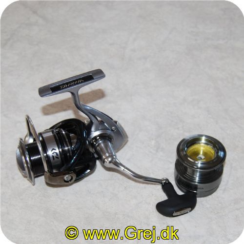 043178125199 - Daiwa Caldia 2500A - Ratio: 4.8:1 - 5+1 lejer - Line: 0.25mm/190m - Frontbremse - Kraftfuld ydeevne takket være Digigear II gearing - Fisker du medfletline sikrer UTD Ultimate Tourament Drag bremsesystemet blød og glidende bremsekraft til alle udløb - Perfekt til mange typer af fiskeri. specielt saltvandsfiskeri