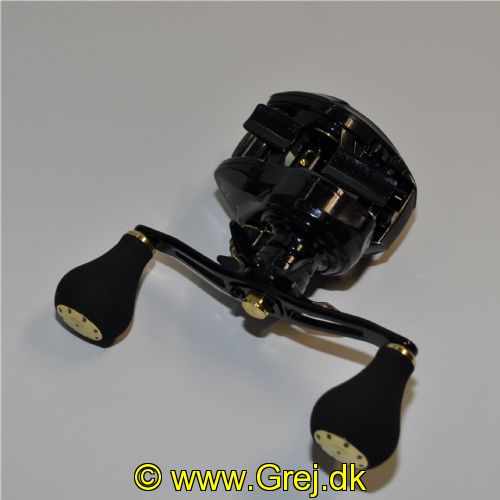 043178167816 - Daiwa PT150HL - Lefthand - Baitcaster - Lejer: 4 - Gear: 7.3:1 - Vægt: 210g - 0,18mm/250m<BR>
<BR>
Daiwa PT 150HL er opbygget på et særdeles holdbart aluminiumshus med et særligt langt 11 cm håndtag med EVA knopper, der gør det aldeles behageligt at røre ved. Hjulet er forsynet med Daiwas Magforce magnetiske kastekontrol som både gør kastene lettere, men også længere.<BR>
Den høje 7.3:1 gearing gør hjulet ideelt til fiskeriet efter gedder!!!