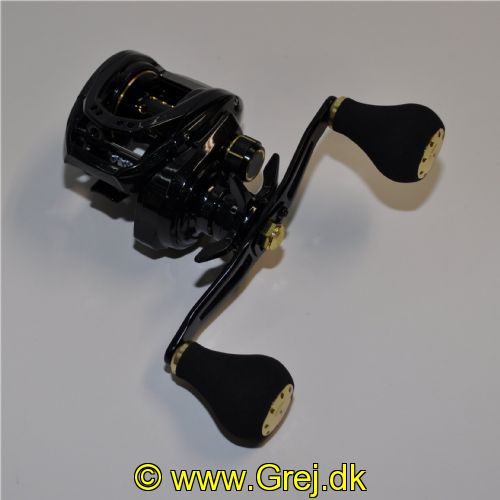 043178167816 - Daiwa PT150HL - Lefthand - Baitcaster - Lejer: 4 - Gear: 7.3:1 - Vægt: 210g - 0,18mm/250m<BR>
<BR>
Daiwa PT 150HL er opbygget på et særdeles holdbart aluminiumshus med et særligt langt 11 cm håndtag med EVA knopper, der gør det aldeles behageligt at røre ved. Hjulet er forsynet med Daiwas Magforce magnetiske kastekontrol som både gør kastene lettere, men også længere.<BR>
Den høje 7.3:1 gearing gør hjulet ideelt til fiskeriet efter gedder!!!