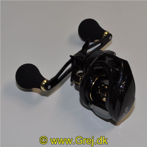 043178167816 - Daiwa PT150HL - Lefthand - Baitcaster - Lejer: 4 - Gear: 7.3:1 - Vægt: 210g - 0,18mm/250m<BR>
<BR>
Daiwa PT 150HL er opbygget på et særdeles holdbart aluminiumshus med et særligt langt 11 cm håndtag med EVA knopper, der gør det aldeles behageligt at røre ved. Hjulet er forsynet med Daiwas Magforce magnetiske kastekontrol som både gør kastene lettere, men også længere.<BR>
Den høje 7.3:1 gearing gør hjulet ideelt til fiskeriet efter gedder!!!