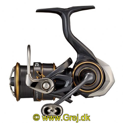 043178169889 - Daiwa Caldia LT 1000D - Ratio: 5.1:1 - 6 lejer - Line: 0.06mm/300m - Frontbremse - Kraftfuld ydeevne takket være Digigear II gearing - Fisker du medfletline sikrer UTD Ultimate Tourament Drag bremsesystemet blød og glidende bremsekraft til alle udløb - Perfekt til mange typer af fiskeri. specielt saltvandsfiskeri