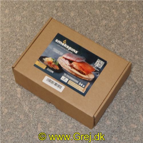 24SMOKECUSTOM - Smag: 4*Bøg - 4*Kirsebær - 4*Æble - 4*Eg - 4*Rødel - 4*Hickory<BR>
24 Smokepins af smuld fra bæredygtigt skovbrug til koldrøgning af kød og fisk. Smokepins Custom egner sig godt til dig, der gerne vil eksperimentere med forskellige træsorter. Meningerne er mange om emnet, så vi lader det være op til den enkelte at vurdere forskellen – og vælge deres personlige favorit.