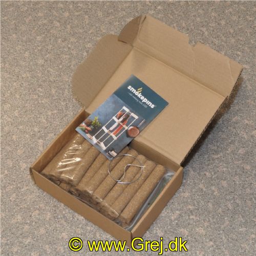 27SMOKE - Smag: Bøg<BR>
27 Smokepins af smuld fra bæredygtigt skovbrug til koldrøgning af kød og fisk. Smokepins Custom egner sig godt til dig, der gerne vil eksperimentere med forskellige træsorter. Meningerne er mange om emnet, så vi lader det være op til den enkelte at vurdere forskellen – og vælge deres personlige favorit.