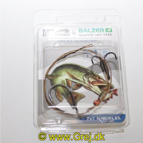 4005652201658 - MK Adventure gedde flådrig - Længde:70cm. - Brudstyrke:9kg. - 001 4534 004<br>Perfect to offer the baitfish when drifting. The big single hook enters at the top of (!) the head and the hook is guided out of the bait’s mouth. The second hook (treble hook) is fixed in the back of the bait. In this way the bait lures in a stable balance and makes it look perfectly like a floating prey. If the treble hook is placed a bit in the direction of the tail, the bait tilts slightly forwards and imitates a prey searching for food which then floats with the head inclined.