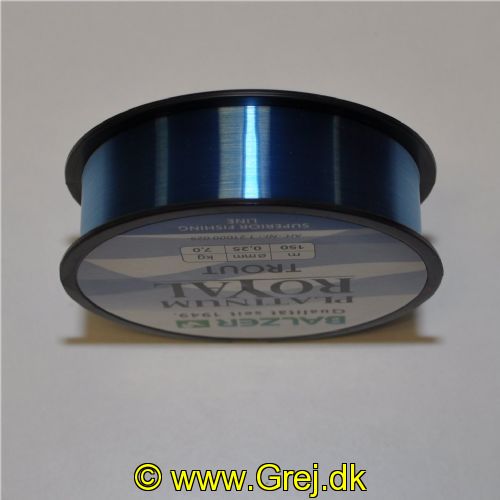 4005652831954 - Platinum Royal ørred line - Rullekapacitet:150M. - Brudstyrke:7kg. - Farve:Blå - 001 2100 025<br>When fishing for trout, opinions differ as to whether a braided or monofilament line is the better choice. That’s why we now offer a monofilament line specially suited for fishing with spoons and Trout Collectors. In winter when the temperature drops below zero, it is next to impossible to fish with braided lines, because they soak up the water and freeze. Stateof-the-art polymers in the lines lends both excellent suppleness and high abrasion resistance. For a monofilament, the line has surprisingly little stretch. This line also features our anti-twisting system.