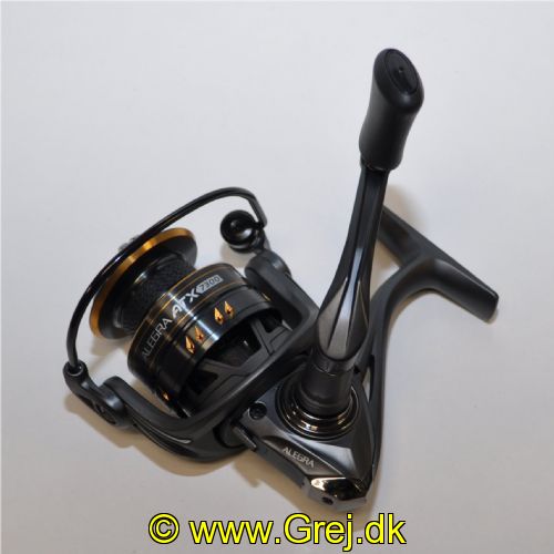 4005652849423 - Alegra ATX 7000 fiskehjul - Hjulstørrelse7300 - Gear:5.8:1 - Lejer:6+1 - Vægt:260g. - 001 0324 730<br>When manufacturing the Alegra ATX series, we focused on outstanding running quality from the very beginning. The precision gear together with the screw-in aluminium crank handle minimise tolerances to an absolute minimum. Another highlight is the Micro Disc drag system, which runs completely smoothly and can be adjusted with extreme precision. The tried and tested S-stroke system guarantees perfect line lay. 

Features: 
6 precision ball bearings plus 1 needle bearing, S stroke system for optimal line lay for casting, Bail Fix System: no unwanted turn back of the bail when casting, Total Tolerance Control System (T.T.C.): any conceivable tolerances of, the crank, gear and drags are reduced to a minimum, Strong Bail Concept: bail made from strong, lightweight aluminium, Quick-Stop-System (Q.S.S.) to stop the rotor instantaneously, Anti Swing-System (A.S.S.), prevents undesirable vibrations, Finely adjustable drag (S.D.S) with large brake discs, Anti-Twist line rollers, Aluminium spool, Screw-in handle, Optional left or right manual operation