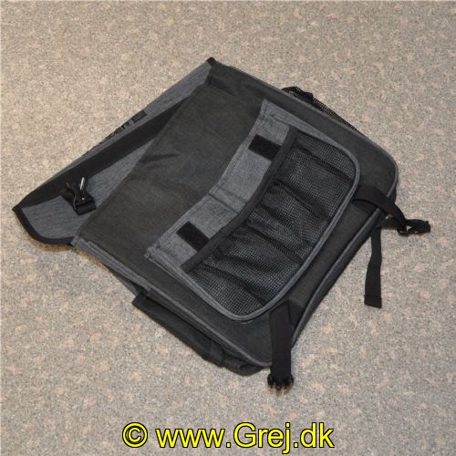 4005652849737 - Performer skuldertaske XL - Farve:Sort/grå - 001 1989 002<br>Our new Performer bags in ultramodern design made with unrivalled and impeccable workmanship. Material: 80% Nylon, 20% Polyester. Extra large shoulder bag for spin fishing.