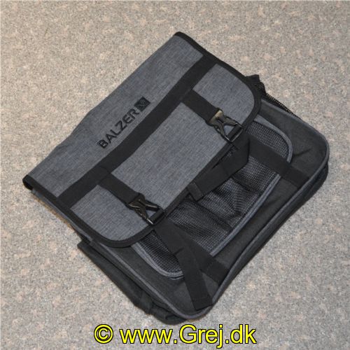 4005652849737 - Performer skuldertaske XL - Farve:Sort/grå - 001 1989 002<br>Our new Performer bags in ultramodern design made with unrivalled and impeccable workmanship. Material: 80% Nylon, 20% Polyester. Extra large shoulder bag for spin fishing.