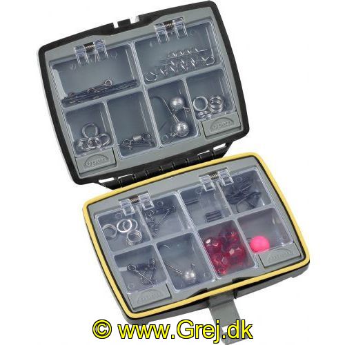 4005652851983 - Shirasu Tackle box - Farve:Sort - 001 8346 001<br>Ideally for small accessories such as swivels, split rings, hooks and so on. The compartment lids spring open by pressing a button (Easy Open System).