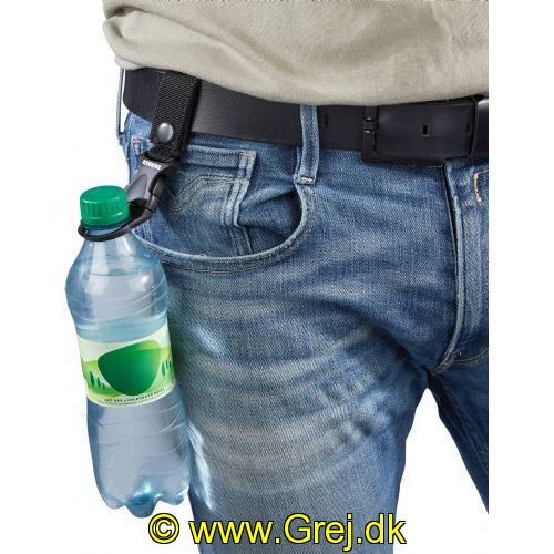 4005652863436 - Shirasu flaske- og stangholder - Længde:13cm. - Farve:Sort - 001 8300 000<br>Bottle and rod holder: The holder is strapped to a belt or bag with the help of a snap fastener. Now a drinking bottle can be attached. It is also very convenient to attach your spinning rod there to have both hands free. Material PVC. Length 13cm.