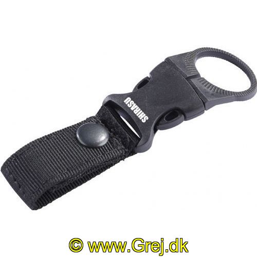 4005652863436 - Shirasu flaske- og stangholder - Længde:13cm. - Farve:Sort - 001 8300 000<br>Bottle and rod holder: The holder is strapped to a belt or bag with the help of a snap fastener. Now a drinking bottle can be attached. It is also very convenient to attach your spinning rod there to have both hands free. Material PVC. Length 13cm.