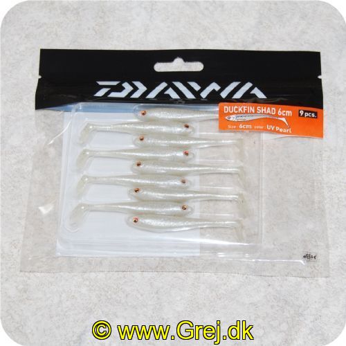 4027093491184 - Daiwa Duckfin Shad 6cm - 9 stk - UV Pearl - hvide - De japanske Duckfin shads har en stærk rullende og svingende aktion selv ved langsom indspinning