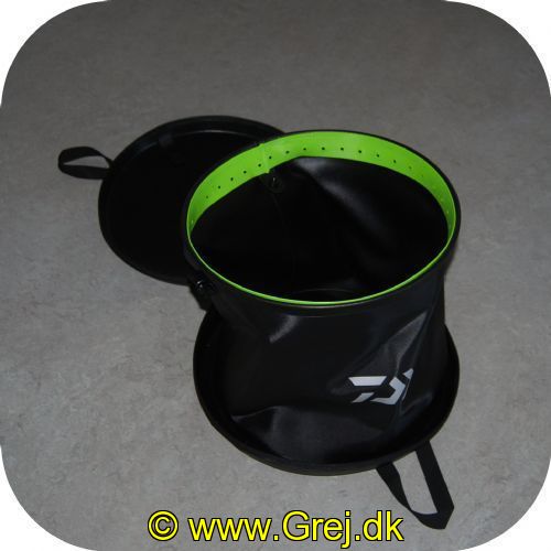4059845049701 - Daiwa Prorex XL Lure Storage Bucket folt - Pike / Predator. - Kan klappes sammen når den ikke bruges.<BR>
<LI>Extra strong 100% EVA material
</LI>
<LI>Internal lure belt
</LI>
<LI>Sustains strains of up to 1.8kg without folding
</LI>
<LI>Folded easily for a space saving transportation
</LI>
<LI>Størrelse - 35cm x 35cm
</LI>