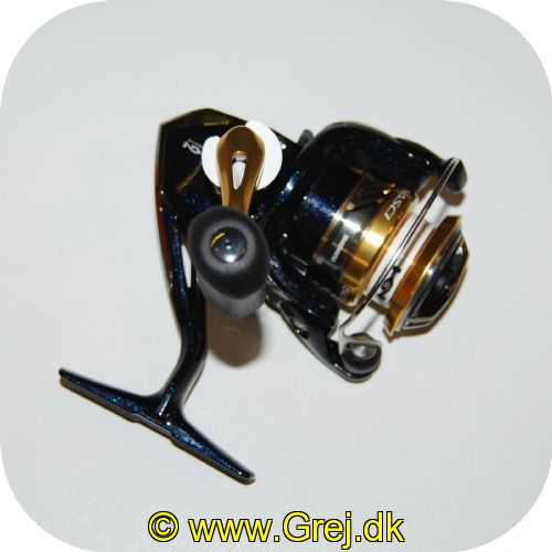 4969363038159 - Shimano Nasci 500 FB - Gear Ratio 5.6:1 - Linekapacitet 0.2mm/110m - Leje 3+1<BR>
<BR>
Det første Shimano hjul i P4-segmentet med Hagane komponenter og teknologi. som allerede er kendt fra andre Shimano hjul-serier; CoreProtect mod indtrængende vand. G-Free-Body for bedre balance og det fremragende X-Ship system. tilbyder den bedste kvalitet til en utrolig pris.Der findes næsten en størrelse til rådighed for alle fiskearter.Sort lakering med kontrast i sølv og guld afrunder den samlede pakke og medvirker til. at også hjulets ydre stråler.Af øvrige lækre detaljer kan her nævnes:<BR>
Lukkede kuglelejer i rustfrit stål<BR>
Hjulhus i XGT-7 grafit<BR>
Enkeltkurbel i aluminium<BR>
Indarbejdet bøjlearm<BR>
Vandtæt bremse<BR>
Rigid Support bremse<BR>
Super Stopper II