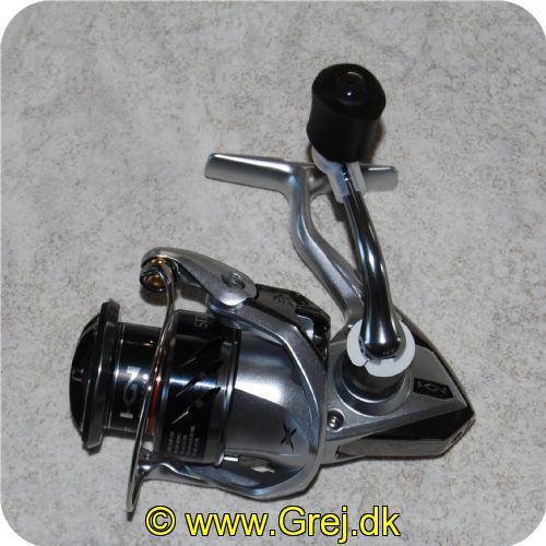4969363590664 - Shimano Stradic 2500 FK HG - Gear Ratio: 6.0:1 - Det ekstremt holdbare Hagane gear giver dig sikkerhed og selvtillid i alle fiskesituationer. - Med sit X-SHIP-system og indkapslede A-RB lejer kører det problemfrit. G-Free Body teknologi flytter rullens tyngdepunkt tættere på stangen forbedre balancen markant. - Bremsen har en ekstrem fin justering og den RIGID SUPPORT DRAG eliminerer enhver slingren af spolen når den er indstillet til minimum træk.features:Hagane Gear til at modstå selv de hårdeste betingelserX-Ship for øget magt og jævn rotation under tung belastningAero Wrap II for fremragende lineoplægG-Free organ for forbedret balanceAR-C kold smedet aluminium spole.Vandtæt Bremse.