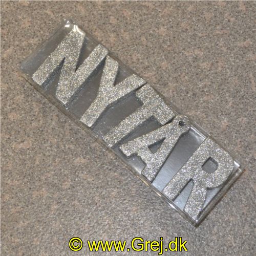 5704777040522 - Bogstaver til at stille på feks. hylder kan danne teksten "GODT NYTÅR" i Sølvglimmer