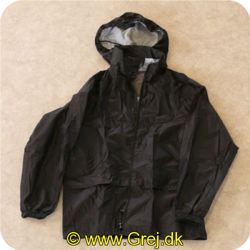 5706219185143 - Outdoor/Regntøj-Sæt i POSE<BR> Str.S Farve Sort<BR><BR>Findes også i andre størelser: fra XS til 5XL<BR><BR>
210T polyester taffeta / PU coated<BR>
Vandsøjle: mm H2O: > 5.000 mm<BR>
JAKKE<BR>Lynlås med indvendig vindfang<BR>2 lommer<BR>Skjult hætte med snøretræk<BR>Elastik i ærmer<BR>Snøretræk i nedre kant<BR>
Bukser<BR>Lommeindgang<BR>Elastik i talje<BR>Trykknapper i ben<BR>