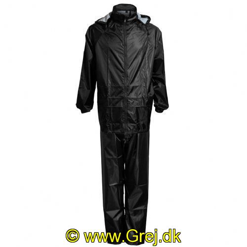 5706219185143 - Outdoor/Regntøj-Sæt i POSE<BR> Str.S Farve Sort<BR><BR>Findes også i andre størelser: fra XS til 5XL<BR><BR>
210T polyester taffeta / PU coated<BR>
Vandsøjle: mm H2O: > 5.000 mm<BR>
JAKKE<BR>Lynlås med indvendig vindfang<BR>2 lommer<BR>Skjult hætte med snøretræk<BR>Elastik i ærmer<BR>Snøretræk i nedre kant<BR>
Bukser<BR>Lommeindgang<BR>Elastik i talje<BR>Trykknapper i ben<BR>