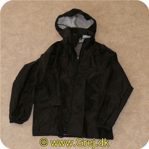 5706219185167 - Outdoor/Regntøj-Sæt i POSE<BR> Str.L Farve Sort<BR><BR>Findes også i andre størelser: fra XS til 5XL<BR><BR>
210T polyester taffeta / PU coated<BR>
Vandsøjle: mm H2O: > 5.000 mm<BR>
JAKKE<BR>Lynlås med indvendig vindfang<BR>2 lommer<BR>Skjult hætte med snøretræk<BR>Elastik i ærmer<BR>Snøretræk i nedre kant<BR>
Bukser<BR>Lommeindgang<BR>Elastik i talje<BR>Trykknapper i ben<BR>