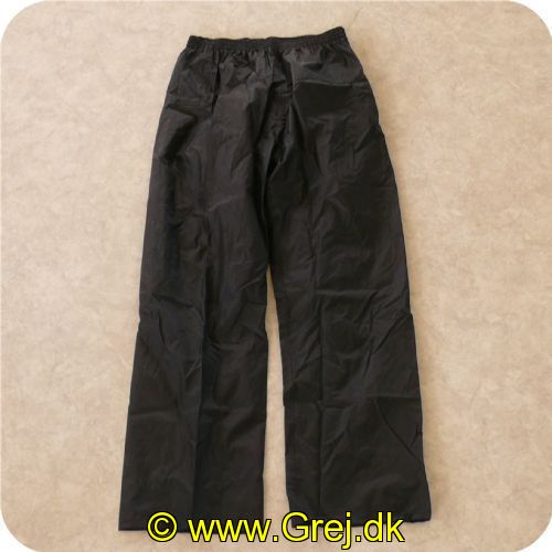 5706219185174 - Outdoor/Regntøj-Sæt i POSE<BR> Str.XL Farve Sort<BR><BR>Findes også i andre størelser: fra XS til 5XL<BR><BR>
210T polyester taffeta / PU coated<BR>
Vandsøjle: mm H2O: > 5.000 mm<BR>
JAKKE<BR>Lynlås med indvendig vindfang<BR>2 lommer<BR>Skjult hætte med snøretræk<BR>Elastik i ærmer<BR>Snøretræk i nedre kant<BR>
Bukser<BR>Lommeindgang<BR>Elastik i talje<BR>Trykknapper i ben<BR>