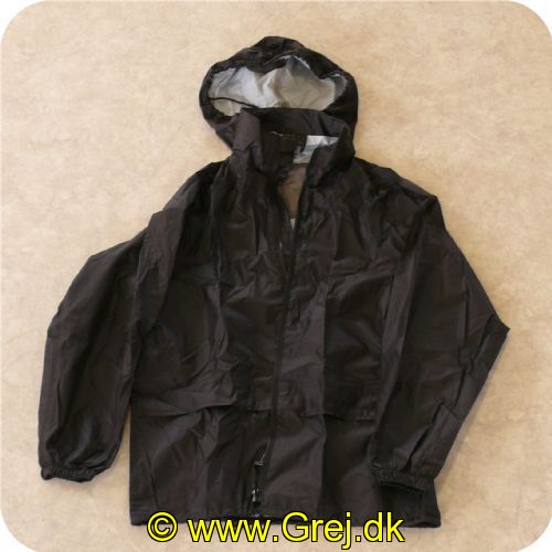 5706219185174 - Outdoor/Regntøj-Sæt i POSE<BR> Str.XL Farve Sort<BR><BR>Findes også i andre størelser: fra XS til 5XL<BR><BR>
210T polyester taffeta / PU coated<BR>
Vandsøjle: mm H2O: > 5.000 mm<BR>
JAKKE<BR>Lynlås med indvendig vindfang<BR>2 lommer<BR>Skjult hætte med snøretræk<BR>Elastik i ærmer<BR>Snøretræk i nedre kant<BR>
Bukser<BR>Lommeindgang<BR>Elastik i talje<BR>Trykknapper i ben<BR>