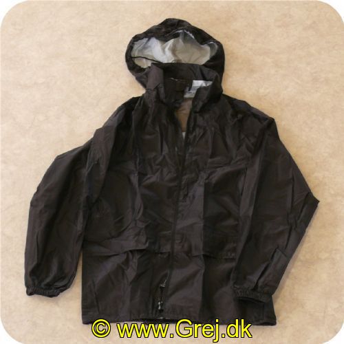 5706219185181 - Outdoor/Regntøj-Sæt i POSE<BR> Str.2XLFarve Sort<BR><BR>Findes også i andre størelser: fra XS til 5XL<BR><BR>
210T polyester taffeta / PU coated<BR>
Vandsøjle: mm H2O: > 5.000 mm<BR>
JAKKE<BR>Lynlås med indvendig vindfang<BR>2 lommer<BR>Skjult hætte med snøretræk<BR>Elastik i ærmer<BR>Snøretræk i nedre kant<BR>
Bukser<BR>Lommeindgang<BR>Elastik i talje<BR>Trykknapper i ben<BR>