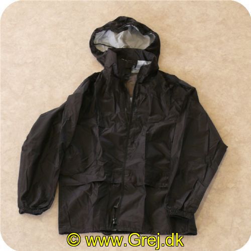 5706219185204 - Outdoor/Regntøj-Sæt i POSE<BR> Str. 4XL Farve Sort<BR><BR>Findes også i andre størelser: fra XS til 5XL<BR><BR>
210T polyester taffeta / PU coated<BR>
Vandsøjle: mm H2O: > 5.000 mm<BR>
JAKKE<BR>Lynlås med indvendig vindfang<BR>2 lommer<BR>Skjult hætte med snøretræk<BR>Elastik i ærmer<BR>Snøretræk i nedre kant<BR>
Bukser<BR>Lommeindgang<BR>Elastik i talje<BR>Trykknapper i ben<BR>