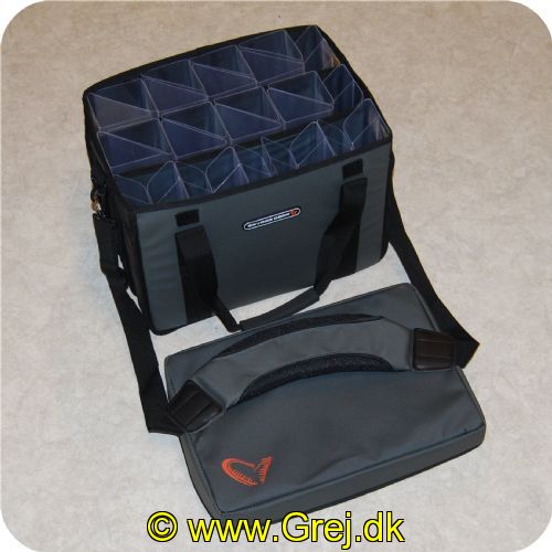 5706301438379 - Ny model af den kendte Savage Gear Hangbag - nu er Hangbagen produceret med udtageligere rør og derved kan tasken nemt tilpasses den enkelte bruger / lystfisker. Rørene er produceret i et kraftigt gennemsigtigt plast-materiale og er trekantede og firkantede. Ens kunstagn (jerkbaits. woblere. shads. spinnere. pirke mm.) hænger derved lodret i hver deres rør. og herved risikere man ikke sammenfilterede agn. Ikke mindst er ens kunstagn altid klar og nemmere at skifte til. når en ny situation opstår ved fiskevandet. Nogle af rørene kan feks. udskiftes med en plast grejboks

Boksen kan med fordel spules når man kommer hjem fra fisketuren. da den er produceret i plast og nylon og der er monteret "dryphuller" i bunden af tasken. Toppen / Låget kan afmonteres under fisketuren og der er monteret kraftigt polstret bærrerem på tasken!
Mål: 27cm x 27cm x 38cm.