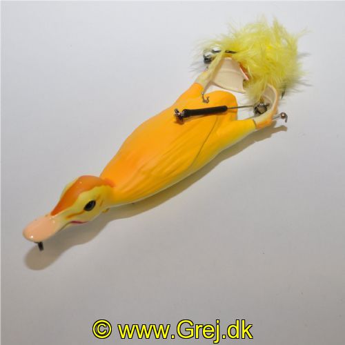 5706301537348 - Savage Gear Suicide Duck 15cm - 70g. Farve: Yellow<BR>
En meget naturtro overfladeagn er blevet til ved brug af 3D scan af en ælling. Denne Wobbler adskiller sig fuldstændig fra andre.  Når du laver et spinnestop stiger anden til overfladen igen hvor man nemt kan give små ryk som er vist på filmen. Noget af det mest naturlige gang jeg har set i den størrelse af wobbler. 
Med sine dobbelt roterende fødder ala som halen på en "whopper plopper" giver denne agn masser af liv og larm i overfladen med sin bagud splashende og ploppende effect. som en popper I overfladen. der tiltrækker rovfisk langtvækfra. En agn som virkelig er effektiv. når den fiskes ind I ryg… 
Som lystfisker giver det visuelle overfladefiskeri masser af intensitet med fiskestangen omend det er gedder I mosen. søen. brakvandet eller prøv den I troperne efter feks. GTer. Hajer mm..
Produceret I hård ABS plast til at kunne holde til rigtig mange gedder.
Savage Gear Suicide Duck har 2 monteringsmuligheder. da linen både kan monteret i næbet eller i brystet. 
Hvis linen bindes i næbet flyttes trækpunktet nedaf og det får Suicide Duck til at ligne en ælling der gør sig lille og prøver at flygte eller krybe væk.
Monteres linen i brystet på agnen. vil trækket være højere oppe og får agnen til at “stå” mere op og give mere siluet og mere vaklende gang. 