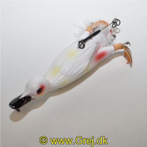 5706301718679 - Savage Gear Suicide Duck 15cm - 70g. Farve: Ugly Duckling<BR>
En meget naturtro overfladeagn er blevet til ved brug af 3D scan af en ælling. Denne Wobbler adskiller sig fuldstændig fra andre.  Når du laver et spinnestop stiger anden til overfladen igen hvor man nemt kan give små ryk som er vist på filmen. Noget af det mest naturlige gang jeg har set i den størrelse af wobbler. 
Med sine dobbelt roterende fødder ala som halen på en "whopper plopper" giver denne agn masser af liv og larm i overfladen med sin bagud splashende og ploppende effect. som en popper I overfladen. der tiltrækker rovfisk langtvækfra. En agn som virkelig er effektiv. når den fiskes ind I ryg… 
Som lystfisker giver det visuelle overfladefiskeri masser af intensitet med fiskestangen omend det er gedder I mosen. søen. brakvandet eller prøv den I troperne efter feks. GTer. Hajer mm..
Produceret I hård ABS plast til at kunne holde til rigtig mange gedder.
Savage Gear Suicide Duck har 2 monteringsmuligheder. da linen både kan monteret i næbet eller i brystet. 
Hvis linen bindes i næbet flyttes trækpunktet nedaf og det får Suicide Duck til at ligne en ælling der gør sig lille og prøver at flygte eller krybe væk.
Monteres linen i brystet på agnen. vil trækket være højere oppe og får agnen til at “stå” mere op og give mere siluet og mere vaklende gang. 