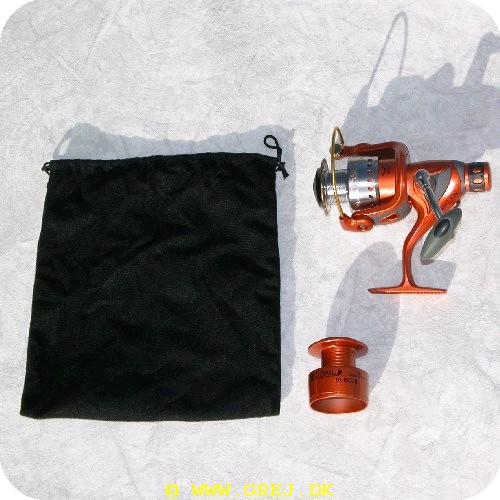 5707549196045 - Set Sail TR4000R<BR><LI>Kuglelejer : 7</LI><LI>Rullelejer : 1</LI><LI>Gear Ratio : 5.5:1</LI><LI>Linekapasitet 0.30/200 - 0.35/160 - 0.40/120</LI><LI>Længde 15 cm</LI><LI>Vægt uden snørre : 400 gram</LI><LI>Greb: Flytbar højre/venstre</LI><LI>Med ekstra spole</LI>