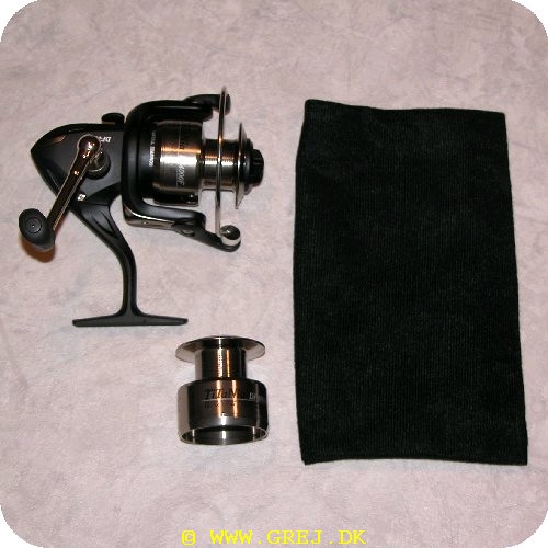 5707549212523 - TiTaNia DF4000F med 5 kuglelejer + 1 rulle leje.<BR><LI>Metallic body and rotor</LI><LI>One way roller bearing clutch system</LI><LI>Steel ball bearings for operation system</LI><LI>Aluminium spool</LI><LI>Anti-twist system</LI><LI>Balanced rotor system</LI><LI>Line kapasitet: 0,30 mm./200 m. - 0,35 mm./160 m. - 0,40 mm./120 m.</LI><LI>Gear: 5.5:1</LI>