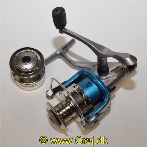 5707549212776 - Viva Mimas TR5000R - Grafite body/spool + ekstra spool - 0,35 mm/200 m<BR><LI>1 ball bearing</LI><LI>Gear ratio 5.5:1</LI><LI>S-stroke system</LI><LI>Long casting spool</LI><LI>Anti-twist system</LI><LI>Balanced rotor system</LI><LI>0.35/200 - 0.40/160 - 0.45/120</LI>