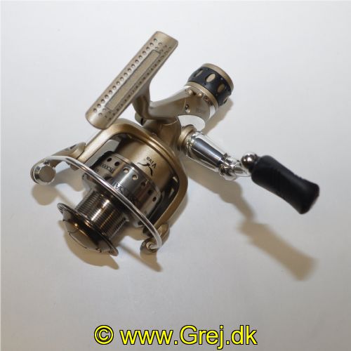 5707549229644 - Set Sail TR3000R<BR><LI>Kuglelejer : 7</LI><LI>Rullelejer : 1</LI><LI>Gear Ratio : 5.0:1</LI><LI>Linekapasitet 0.20/240 - 0.25/200 - 0.30/140</LI><LI>LÃ¯Â¿Â½ngde 14.5 cm</LI><LI>VÃ¯Â¿Â½gt uden snÃ¯Â¿Â½rre : 275 gram</LI><LI>Med ekstra spole</LI>Ny model - ny farve: Lysebrun