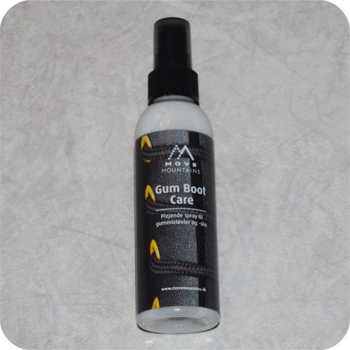 5707549307519 - Gum boot care - Plejende spray til gummistøvler og -sko - 150 ml.<BR><BR>
Plejende spray til gummistøvler og -sko. Giver jævn glans og virker farvefordybende. Sprøjtes tyndt på de rengjorte. tørre sko i en afstand på ca. 15 cm og fordeles med en blød klud. Skal tørre kortvarrigt og efterpoleres med en tør klud. Også egnet til imiteret læder. Da der er fare for at glide må der ikke sprøjtes på skosålen.