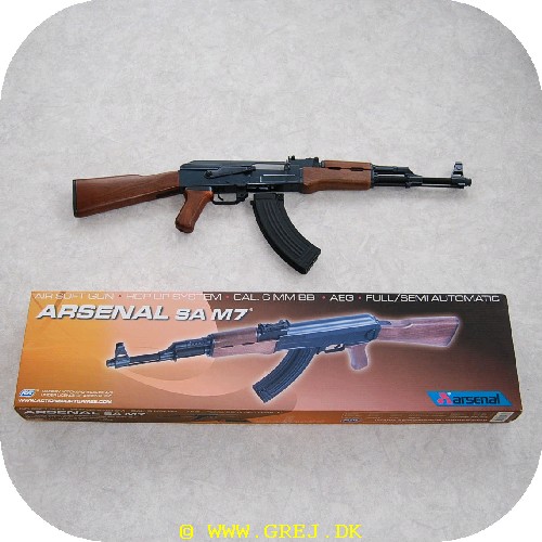 5707843027397 - Arsenal SA M7 (AK47) - Cal. 6 mm - 87 cm lang - Skyder ca. 90m/sek. - Vægt 2800 gram - 0.81 Joule - Incl tilbehør.<BR>
<BR>
Indhold i pakken<BR>
<LI>Arsenal SA M7 (AK47)</LI>
<LI>Magasin til optil 300 skud (Kan hældes direkte i)</LI>
<LI>Elektrisk incl batteri pakke og lader</LI>
<LI>Skulder strop</LI>
<LI>1 pose med 250 kugler</LI>
<BR>
Se mere tilbehør og store flasker med kugler i undermenuen : Hardball - Airsoft tilbehør<BR>
<BR>
ASG laver hardball våben i meget høj kvalitet. de er lavet efter tegningerne fra de originale våben og med licens fra de originale våben fabrikanter så alt er tilpasset virkligheden så meget som overhovedet muligt.<BR>
Tag ikke fejl af denne fabrikat og de mange *Plastic* Hardball våben producenter som ikke kan holde.<BR>
<BR>
Disse våben må kun sælges til personer over 18 år. Du accepter ved bestilling at du er over 18 år.