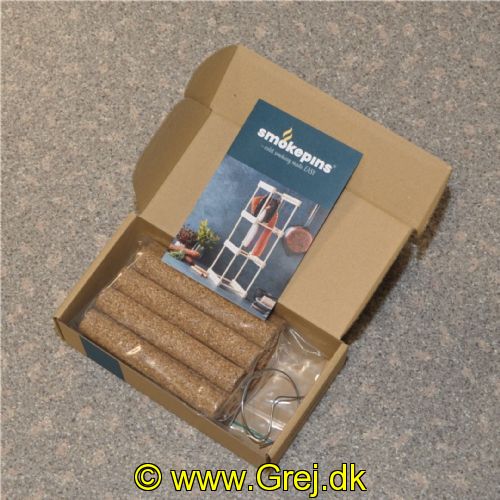 5745000592111 - Smag: Rødel<BR>
12 Smokepins af smuld fra bæredygtigt skovbrug til koldrøgning af kød og fisk. Smokepins Custom egner sig godt til dig, der gerne vil eksperimentere med forskellige træsorter. Meningerne er mange om emnet, så vi lader det være op til den enkelte at vurdere forskellen – og vælge deres personlige favorit.