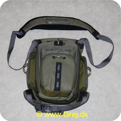 639966991413 - William Joseph Chest Pack er udstyret med magnetluknings system. - Tag fat i de gummibelagte greb for at åbne. skub i og den lukker korrekt. - Den forreste lomme kan foldes ned. så den danner en hylde. - Der er en aftagelig skumflueindsats. så man ikke behøver en fluekasse. - De praktiske lommer kan nemt indeholde æsker til blink og wobler
