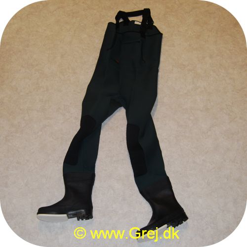 6430021141729 - Rapala ProWear neopren waders str. 40/41. - Gennemført neopren waders fra Rapala. -  Støvlen har filt foran. og profilsål bagerst. - En rigtig god kombination. Kraftig knæforstærkning. seler med spænde (ingen velcro lukning!) frontlomme med lynlås. samt stiklomme. Alt i alt en suveræn waders til prisen!Passer personer op til 180cm - støvlen er en 40/41 -men passer op til str. 42 i alm. fodtøj